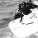 Los buzos ayudan a los pilotos de Pisces III. Wikimedia Commons